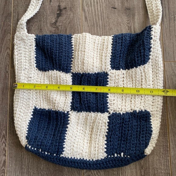 Handmade blue and white checkered knit tote bag - Picture 7 of 7
